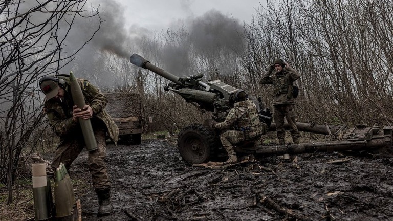 バフムート方面に大砲を撃つウクライナ軍兵士＝３日/Diego Herrera Carcedo/Anadolu Agency/Getty Images